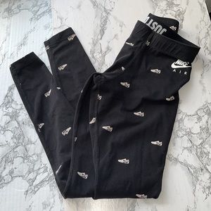 NIKE LEGGING BLACK AND WHITE WITH NIKE SNEAKERS ALL OVER BIG KiDS SIZE XS